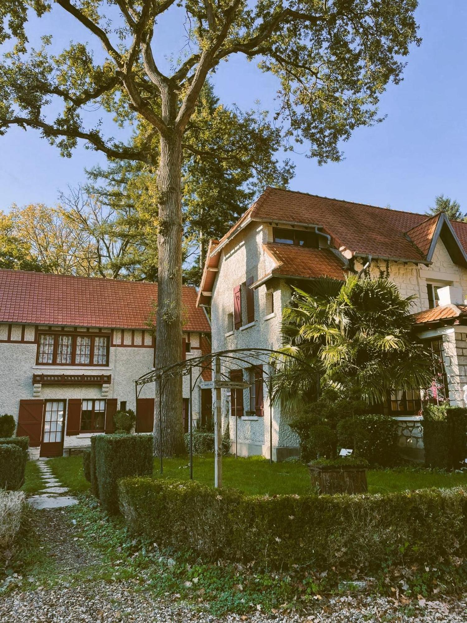 Hostellerie Du Lys Lamorlaye Bagian luar foto