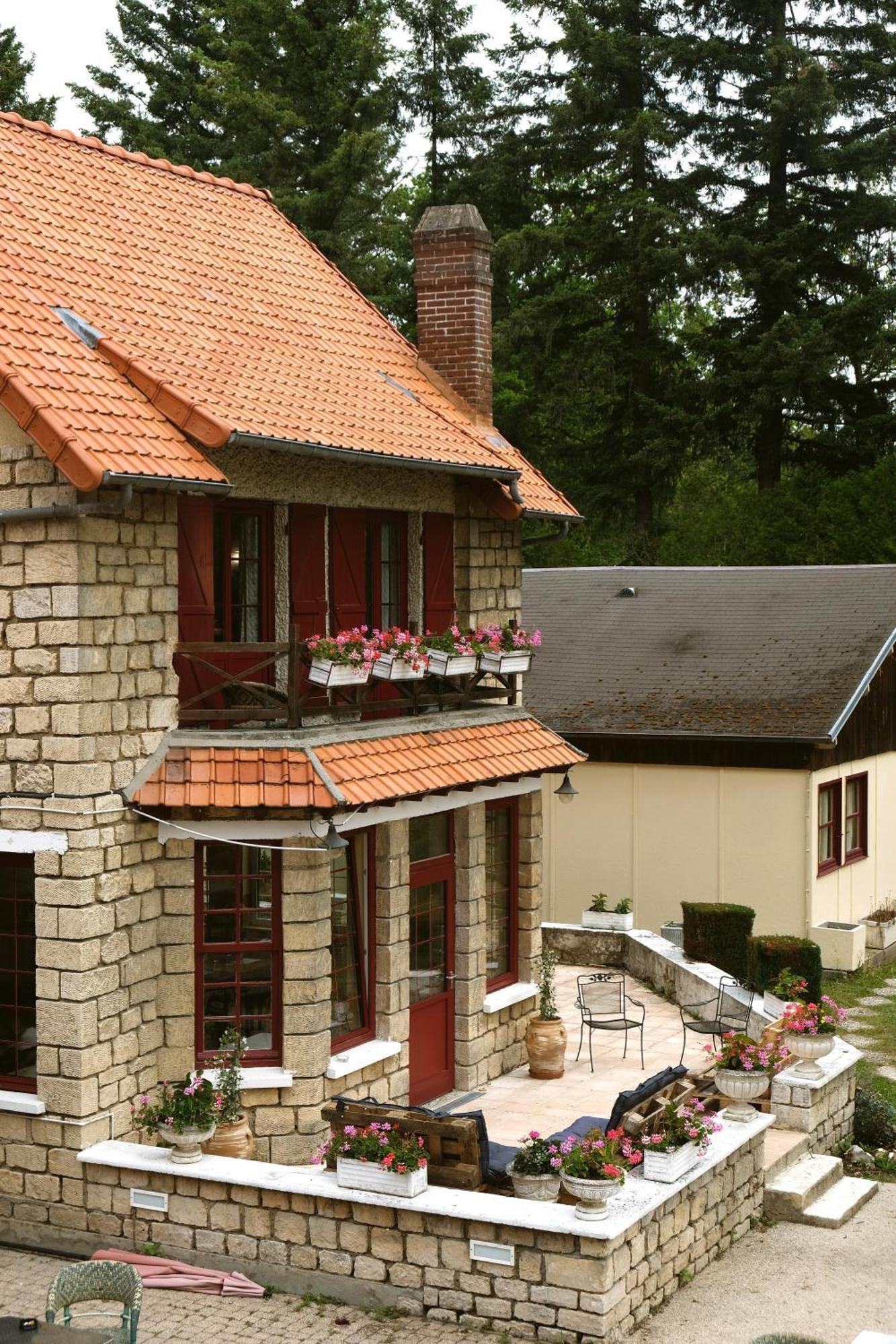 Hostellerie Du Lys Lamorlaye Bagian luar foto