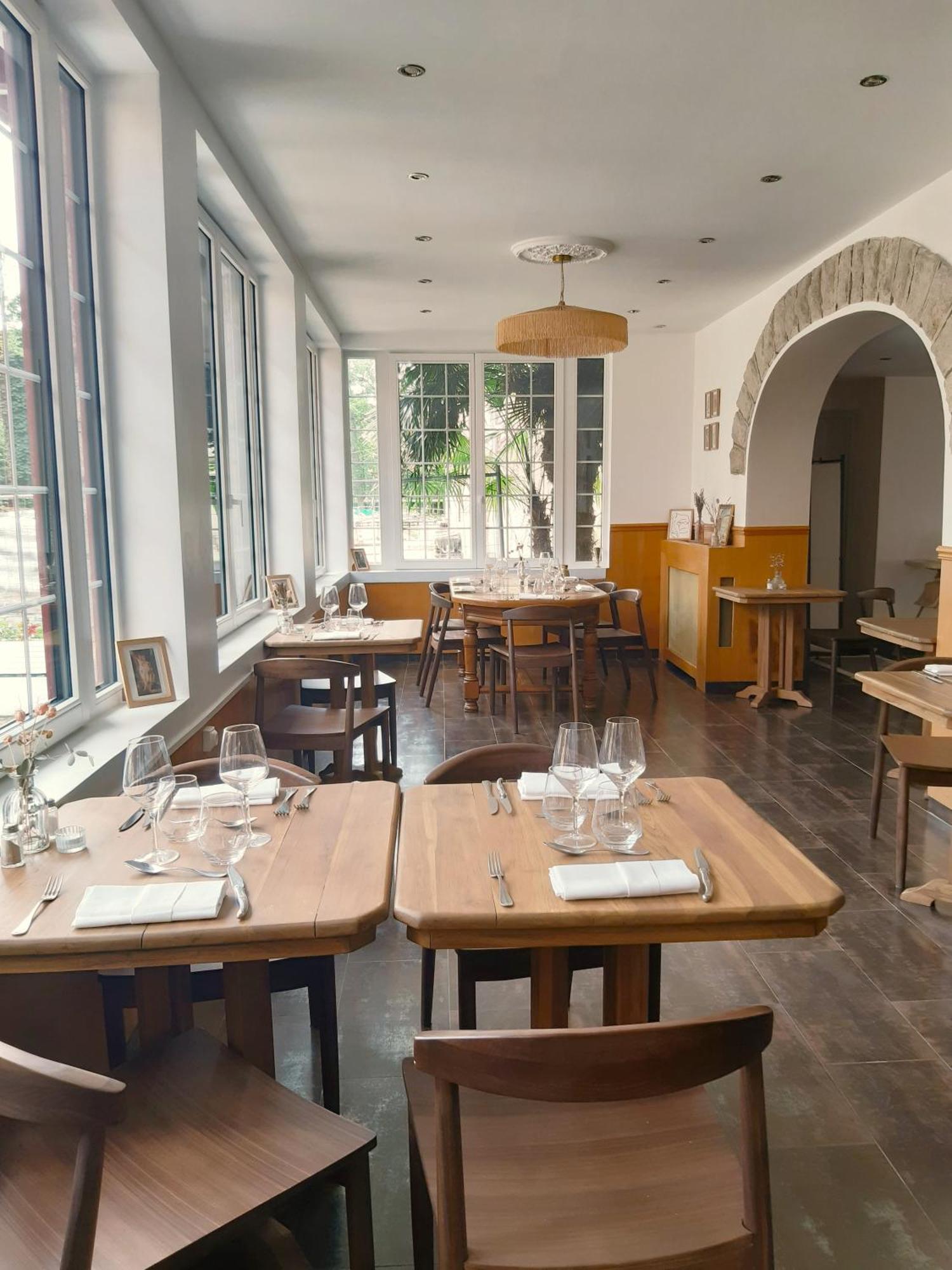 Hostellerie Du Lys Lamorlaye Bagian luar foto