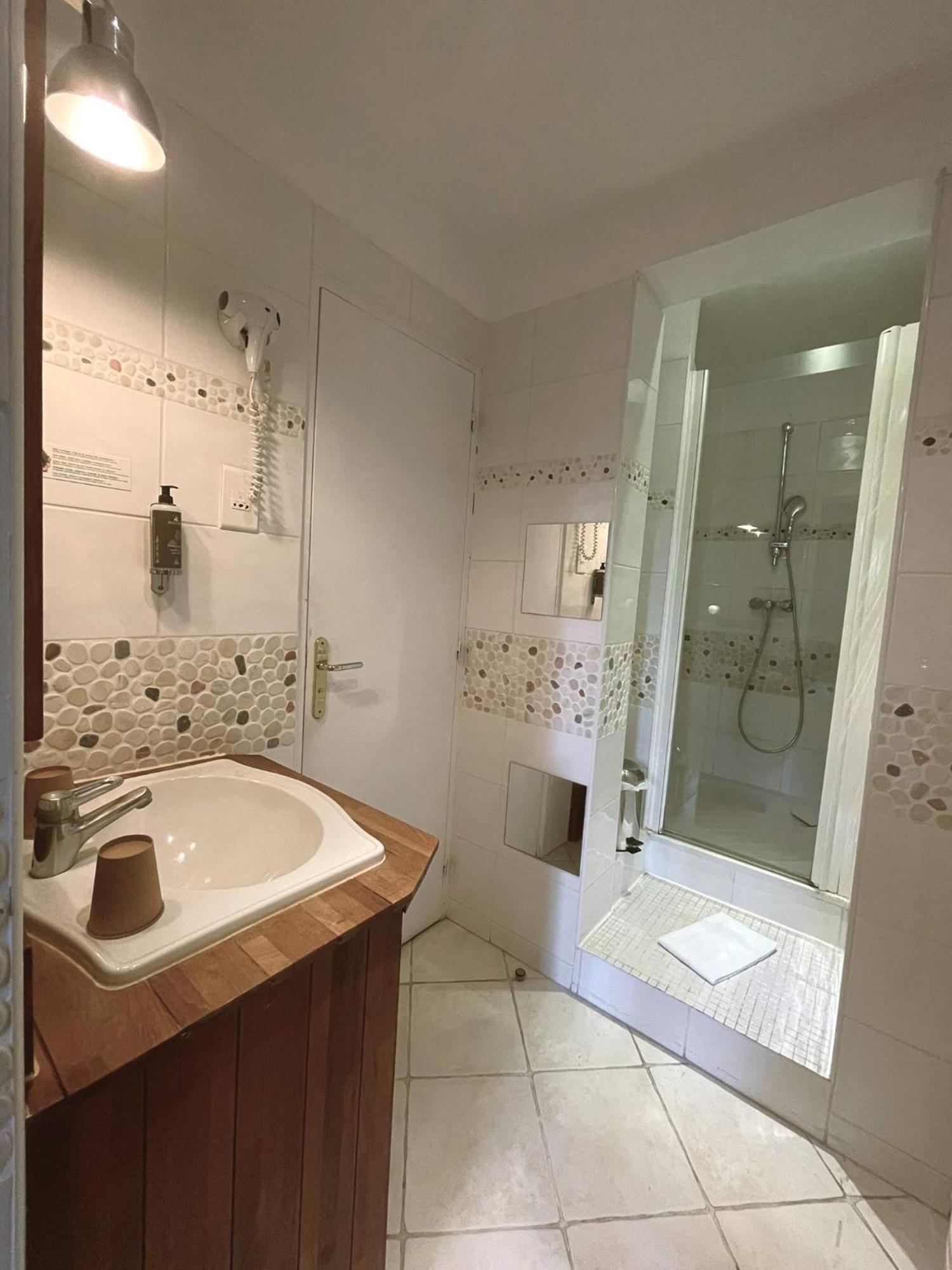 Hostellerie Du Lys Lamorlaye Bagian luar foto