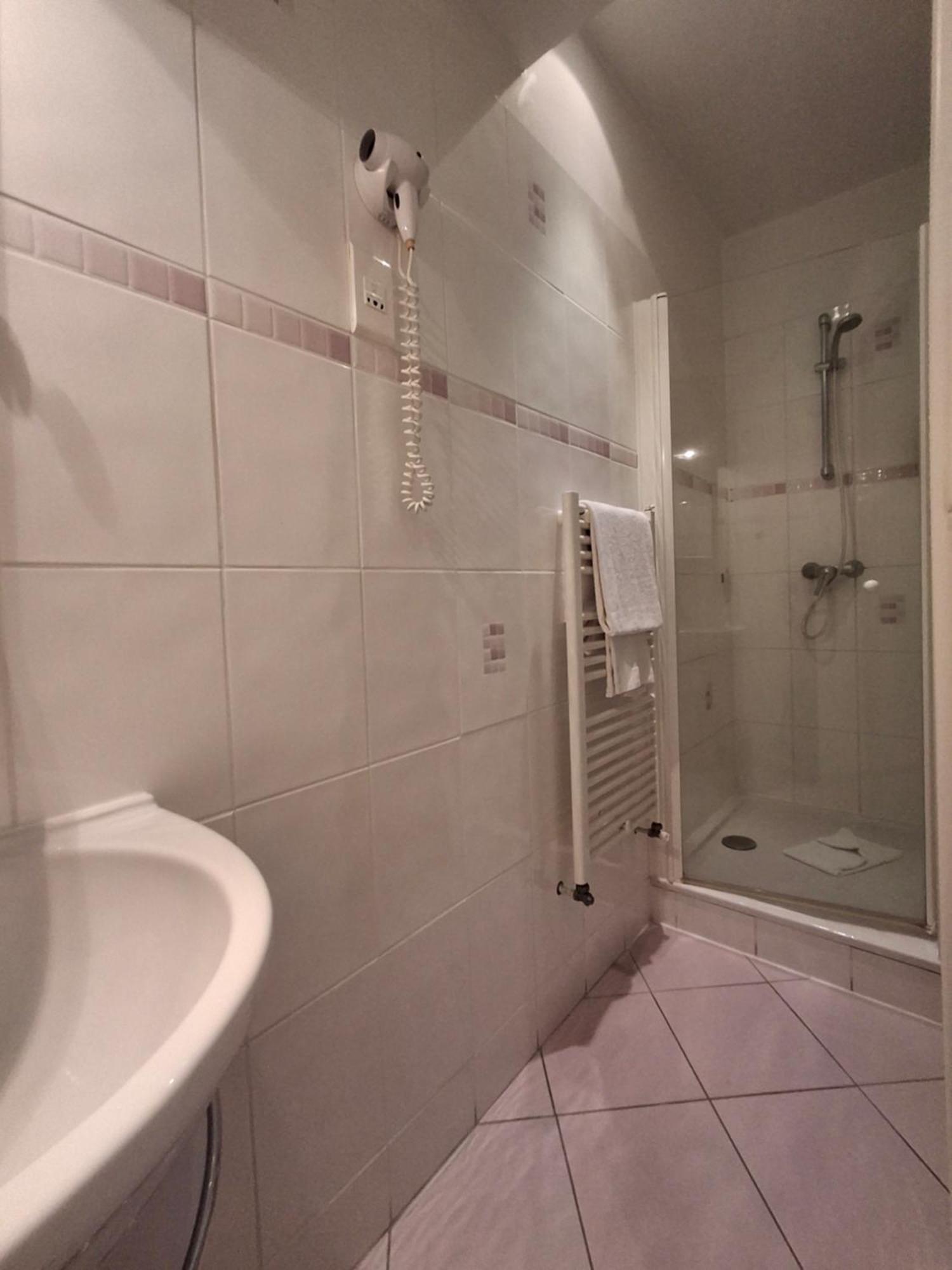 Hostellerie Du Lys Lamorlaye Bagian luar foto