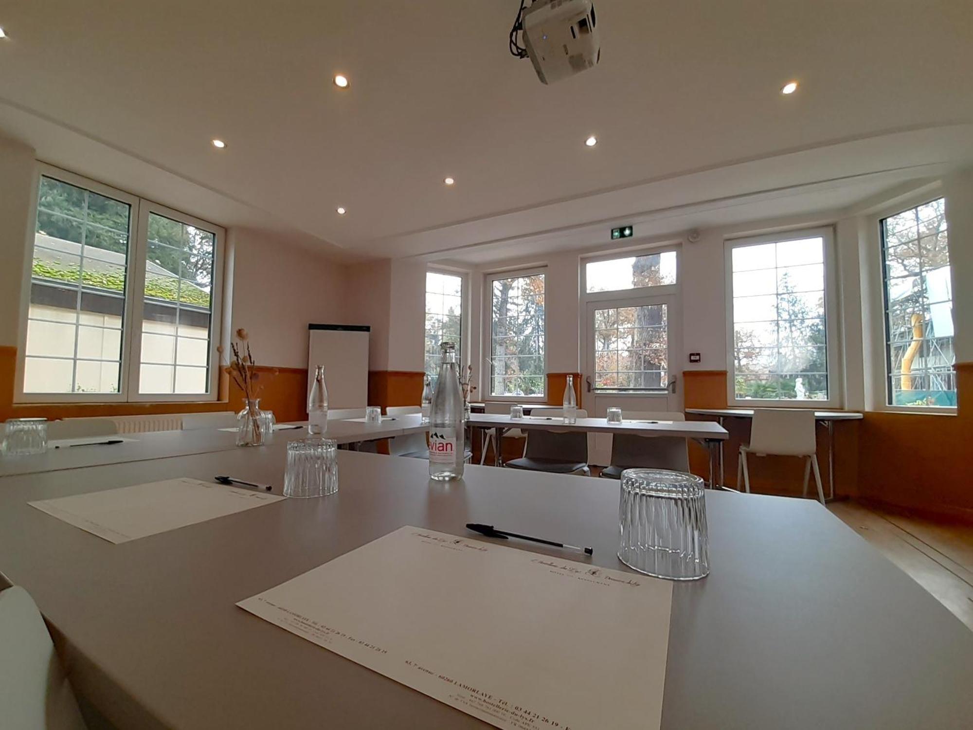Hostellerie Du Lys Lamorlaye Bagian luar foto