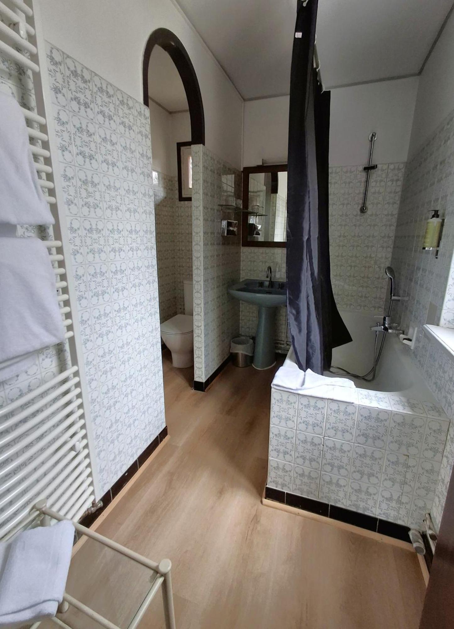 Hostellerie Du Lys Lamorlaye Bagian luar foto