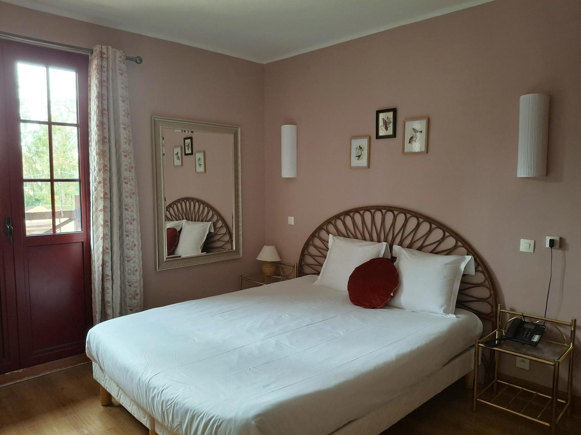 Hostellerie Du Lys Lamorlaye Bagian luar foto