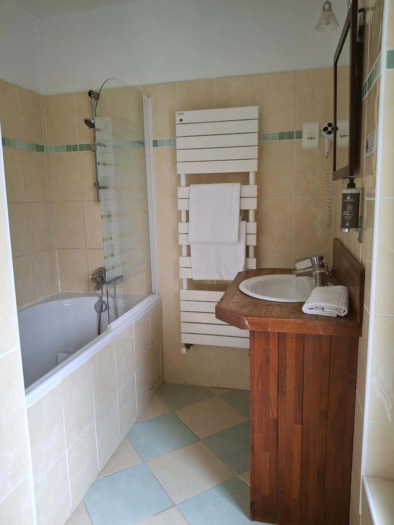 Hostellerie Du Lys Lamorlaye Bagian luar foto