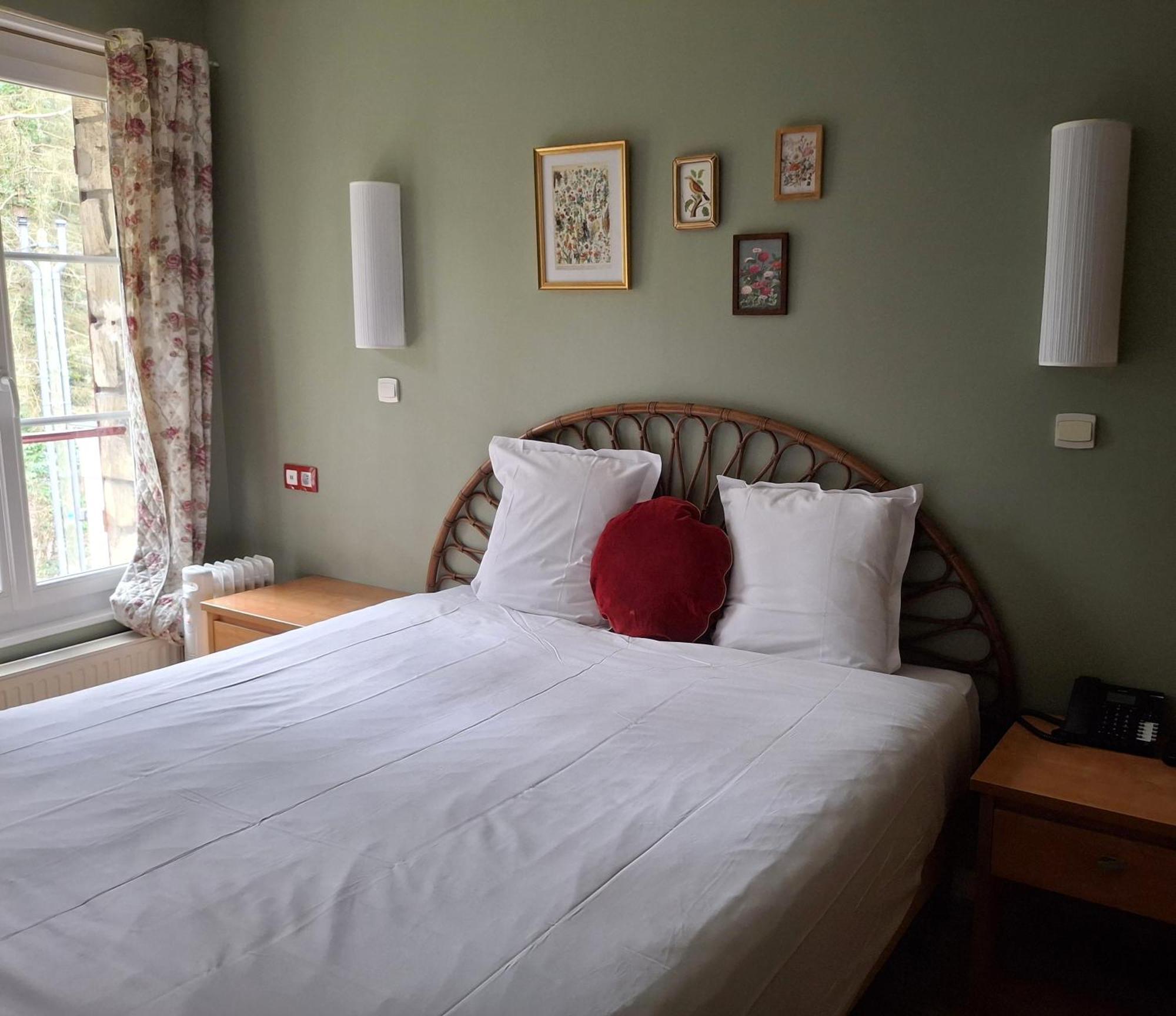 Hostellerie Du Lys Lamorlaye Bagian luar foto
