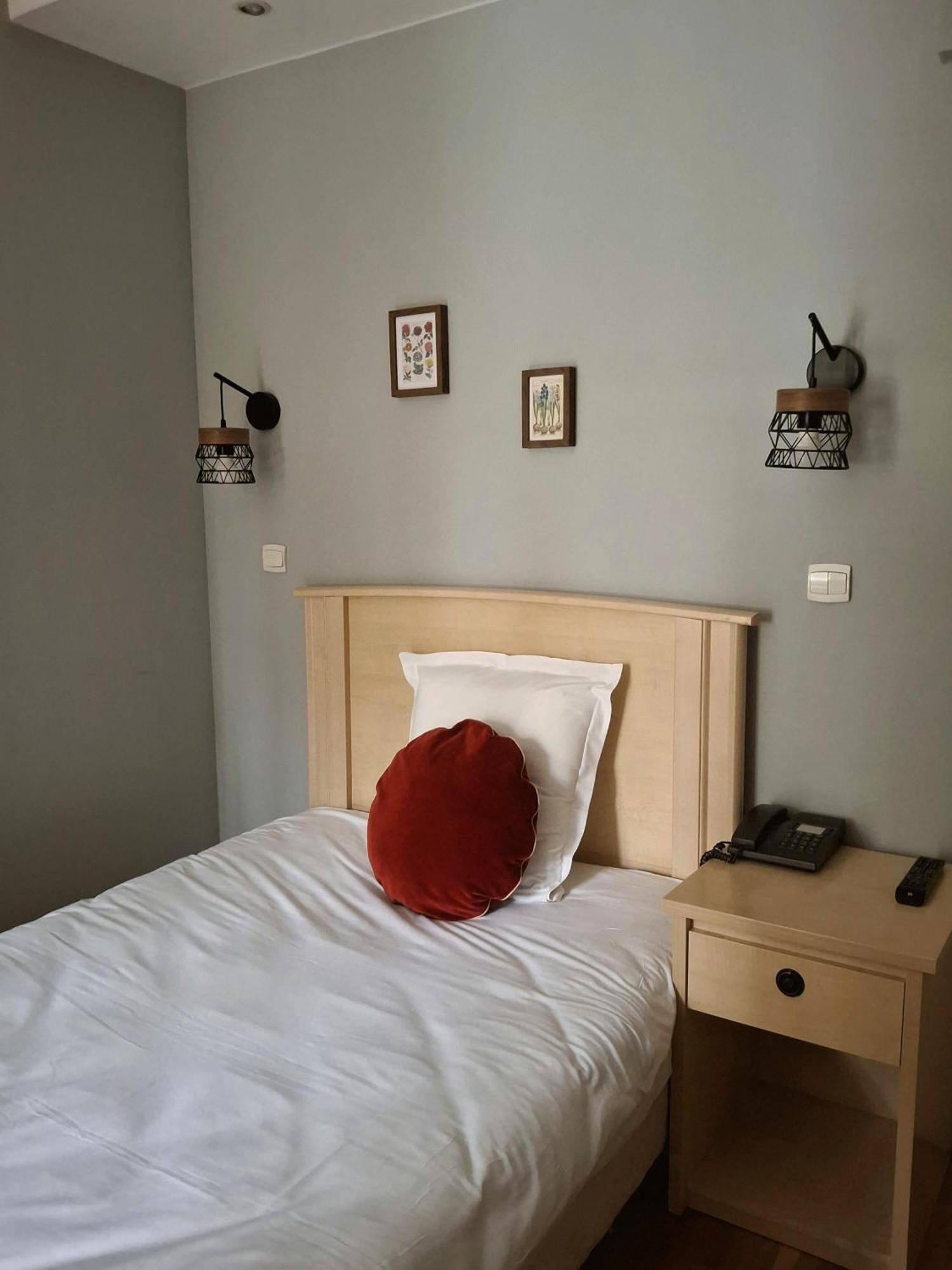 Hostellerie Du Lys Lamorlaye Bagian luar foto