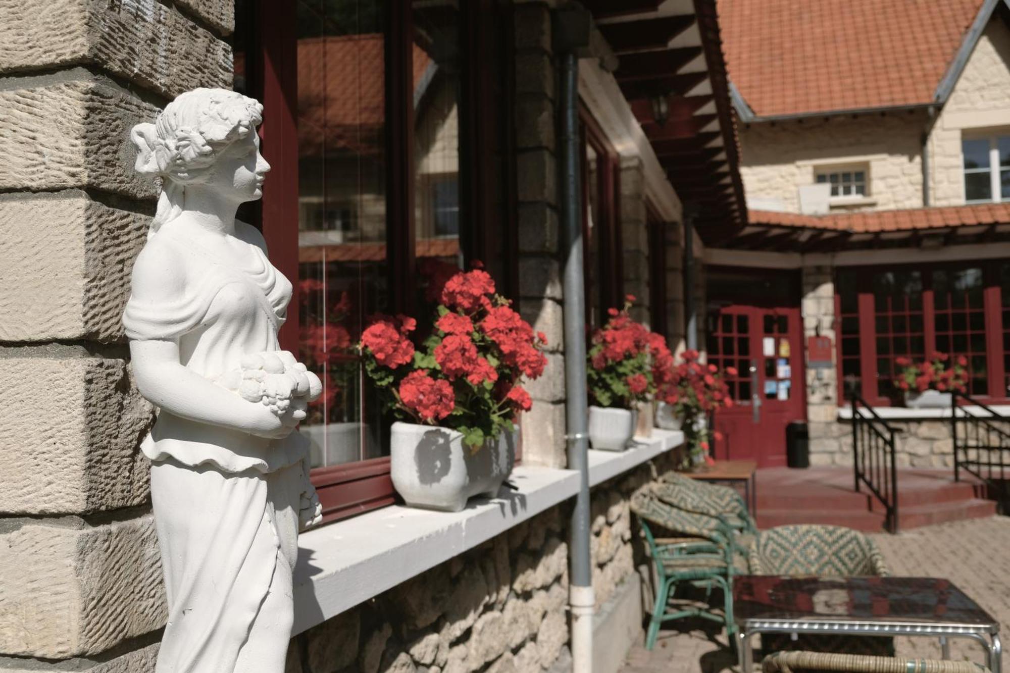 Hostellerie Du Lys Lamorlaye Bagian luar foto