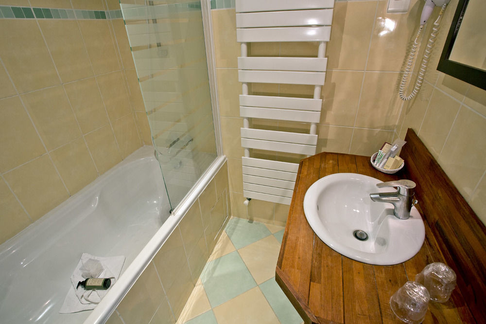 Hostellerie Du Lys Lamorlaye Bagian luar foto