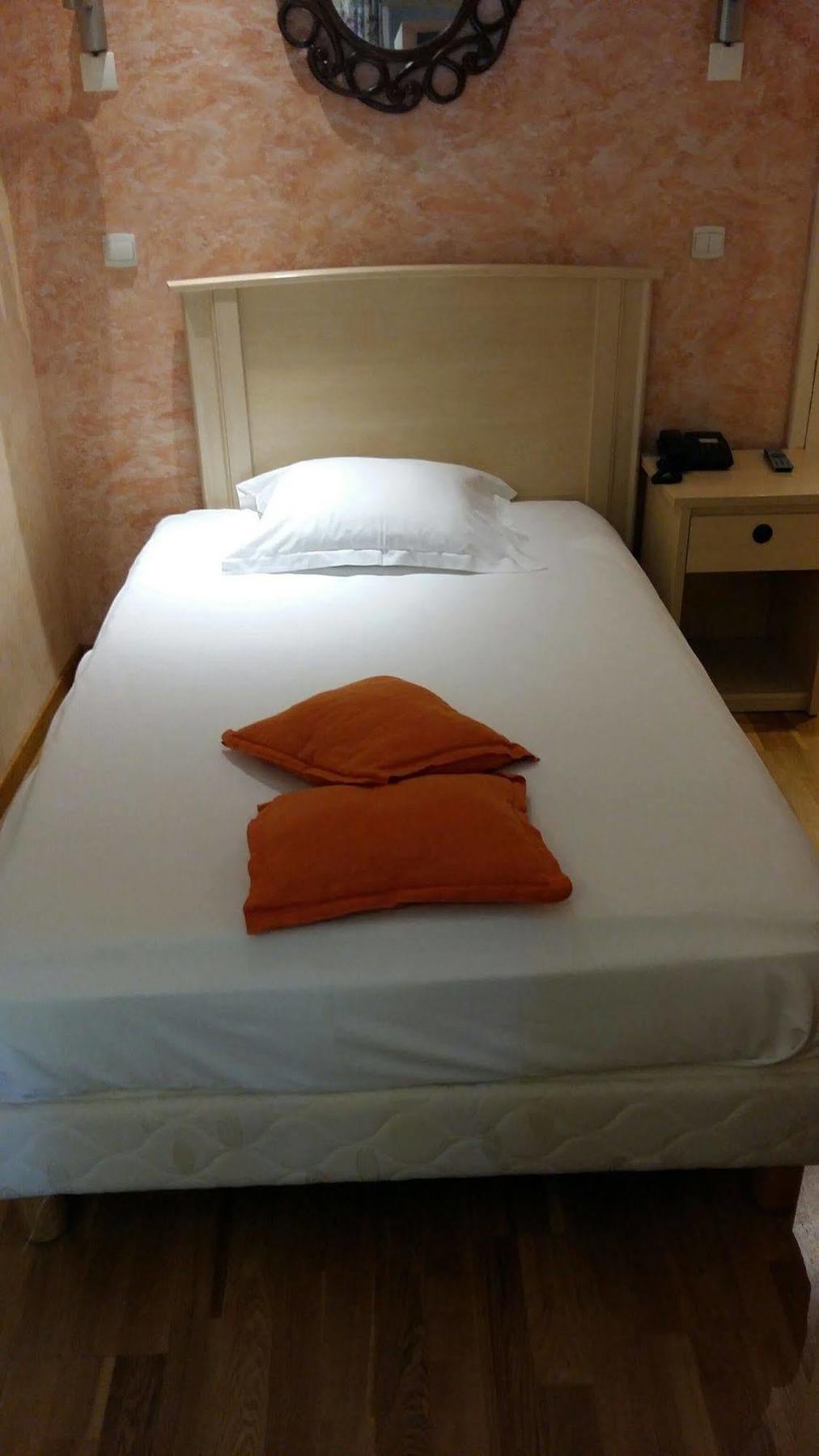 Hostellerie Du Lys Lamorlaye Bagian luar foto