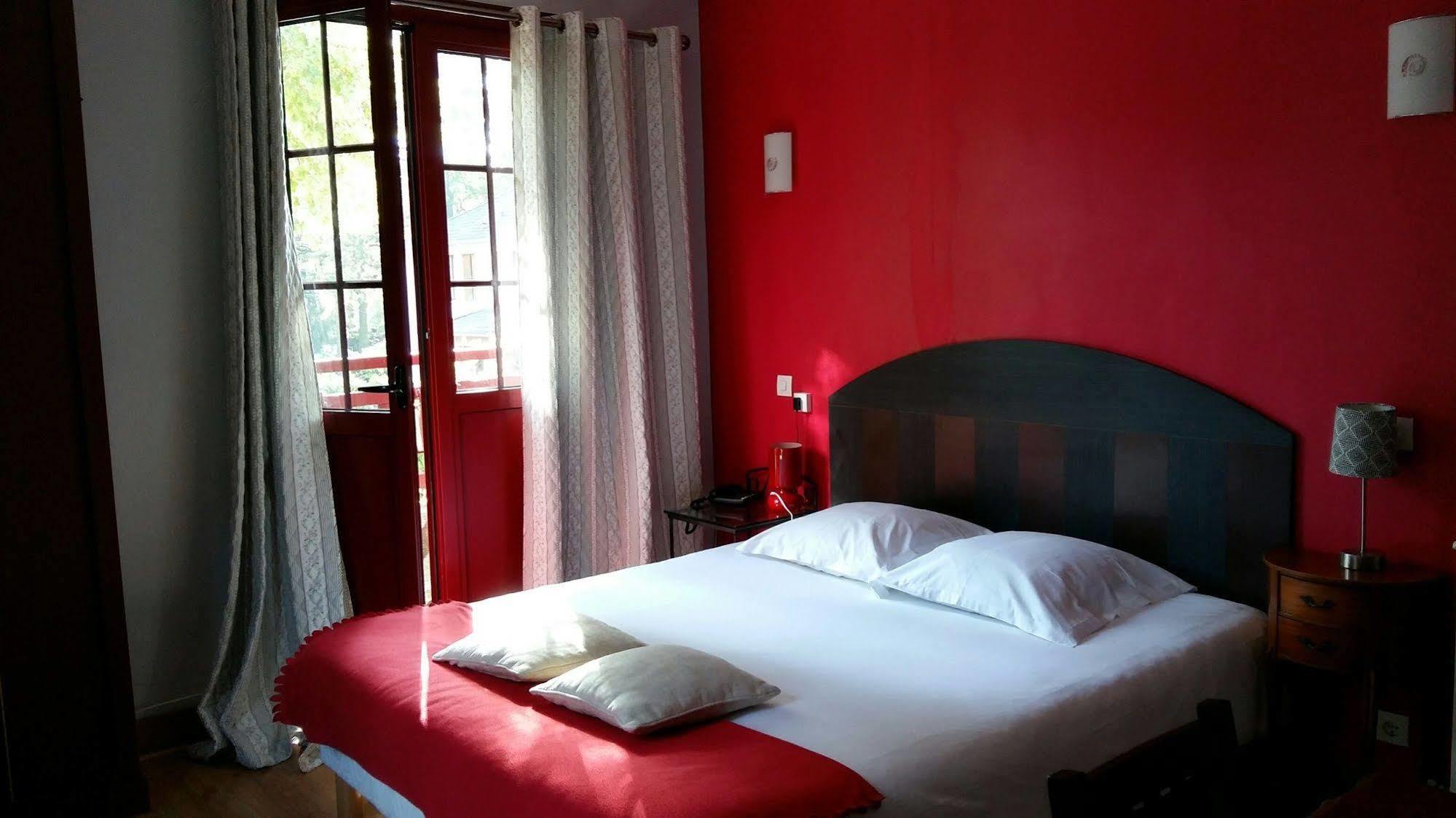 Hostellerie Du Lys Lamorlaye Bagian luar foto