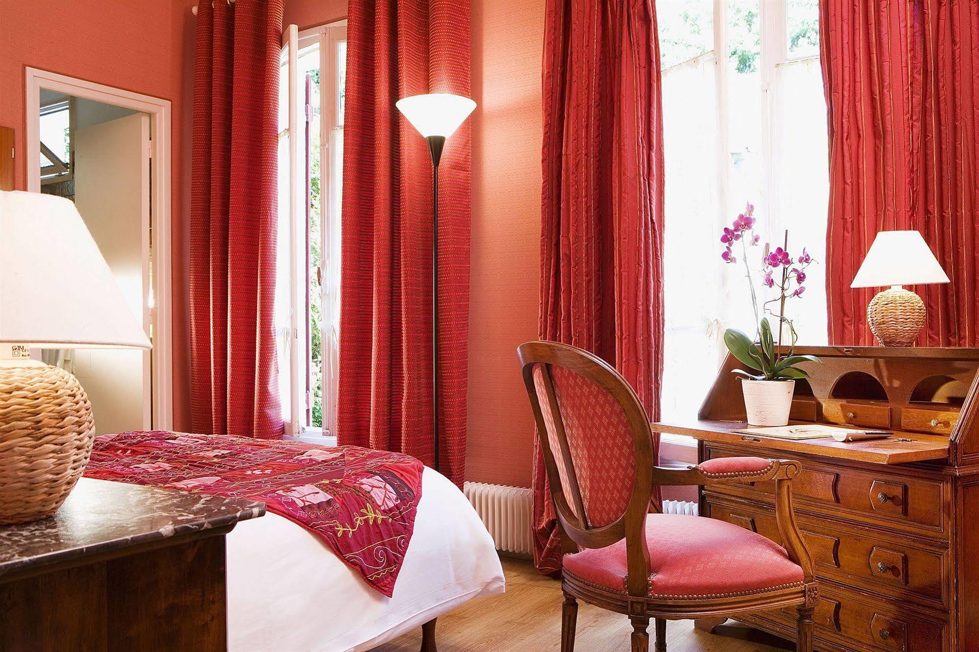 Hostellerie Du Lys Lamorlaye Bagian luar foto