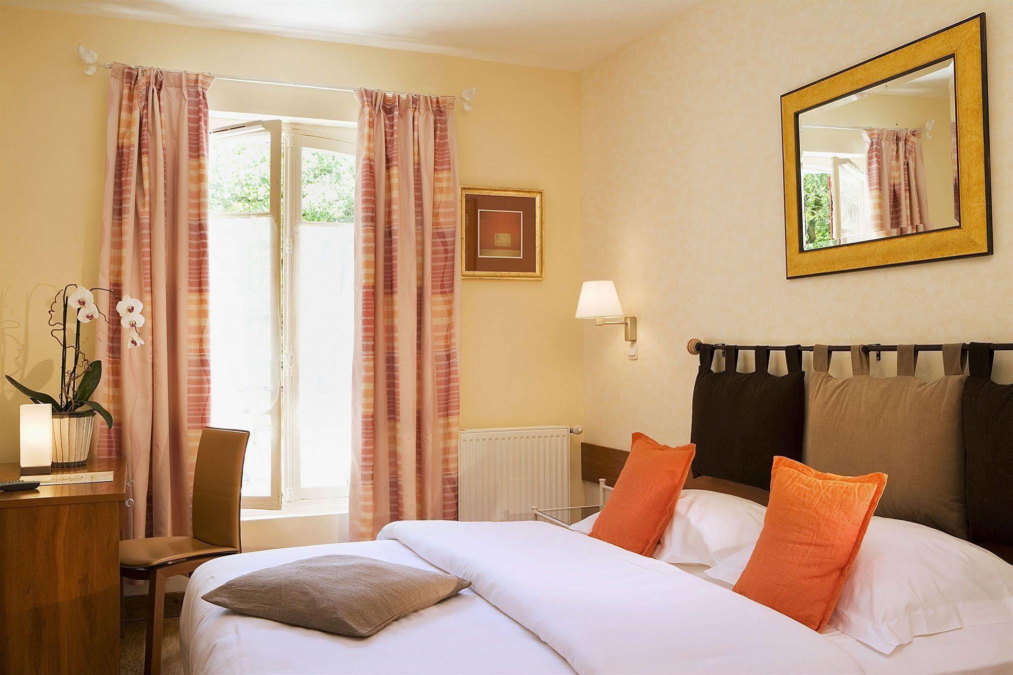 Hostellerie Du Lys Lamorlaye Bagian luar foto