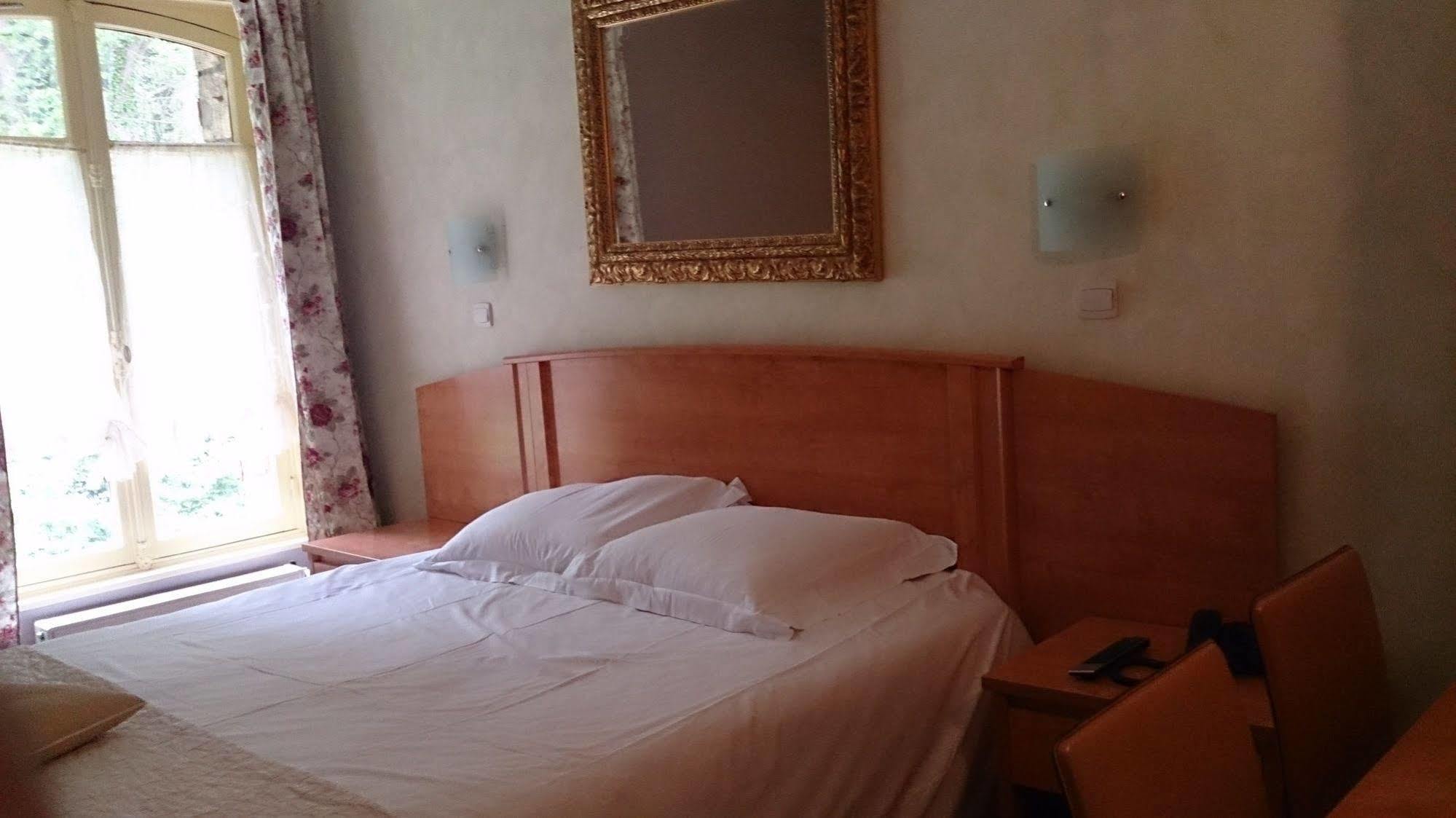 Hostellerie Du Lys Lamorlaye Bagian luar foto