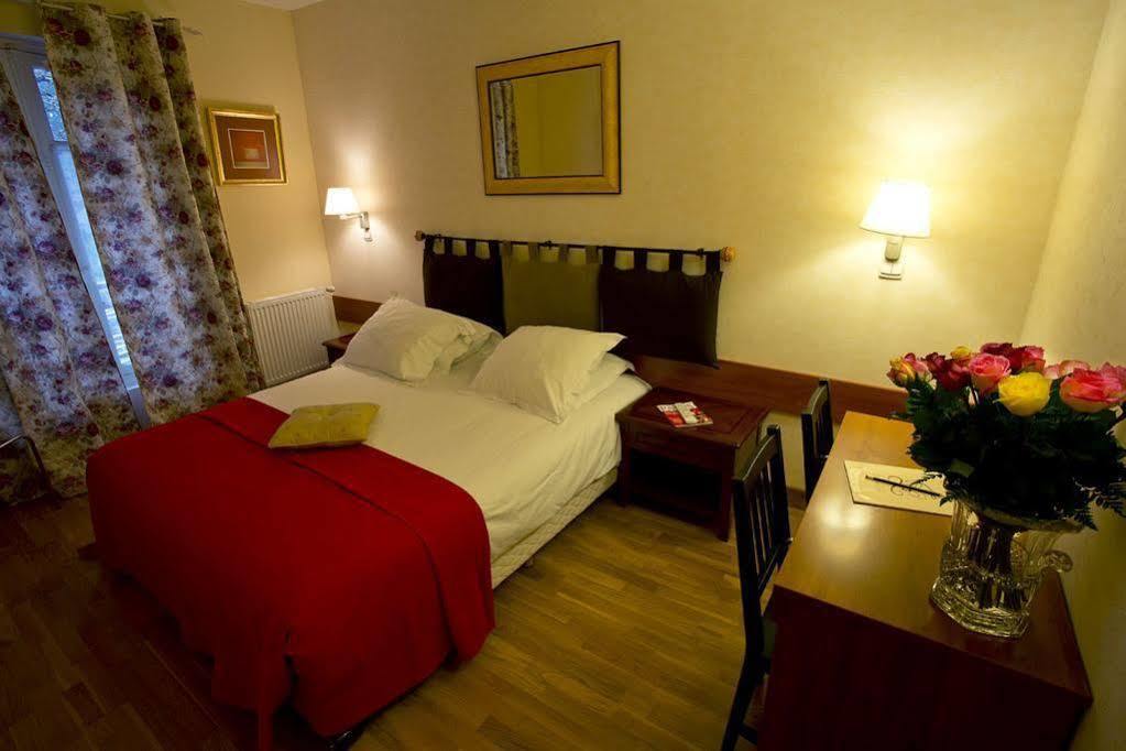 Hostellerie Du Lys Lamorlaye Bagian luar foto